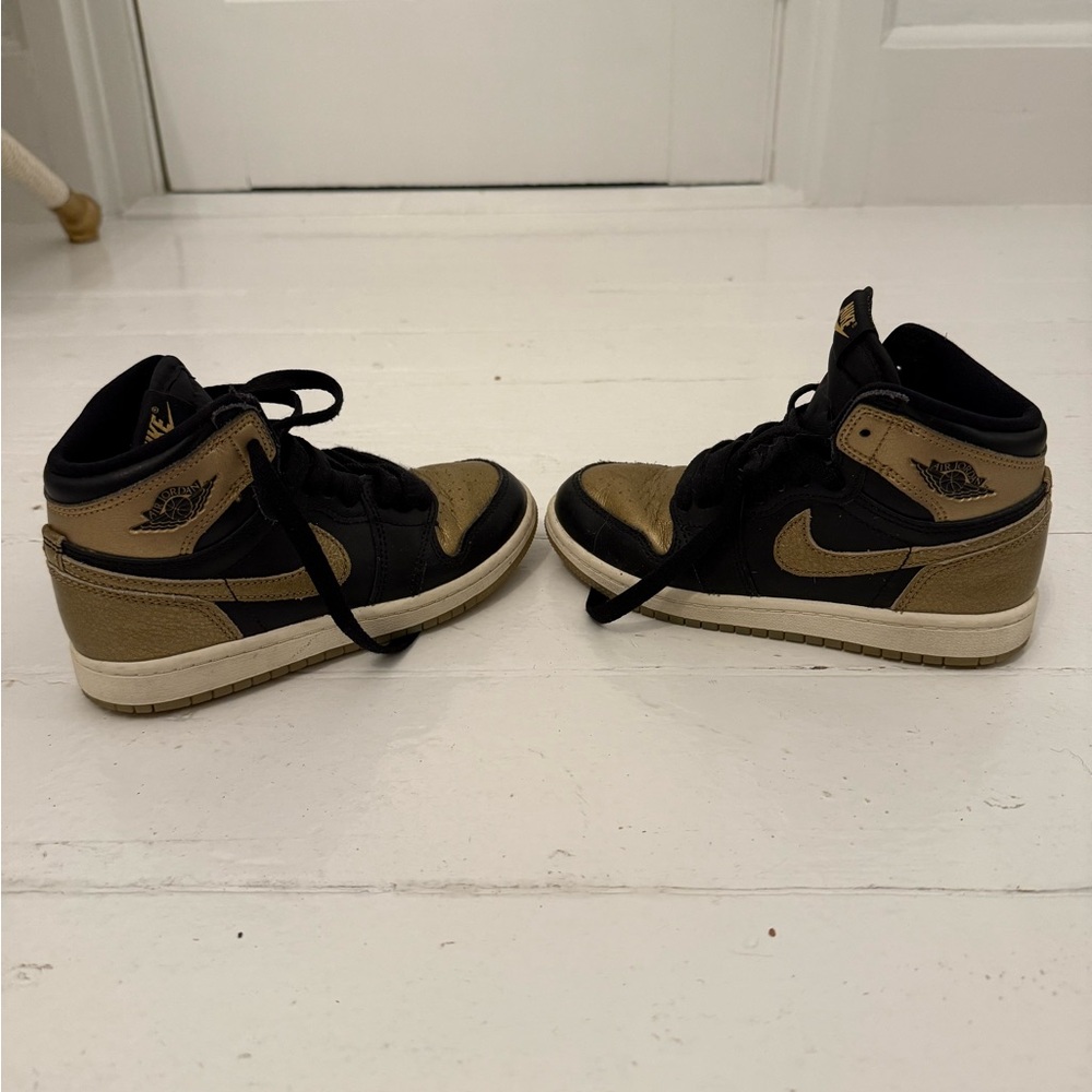 Jordan Retro High OG Black and Gold Sneakers